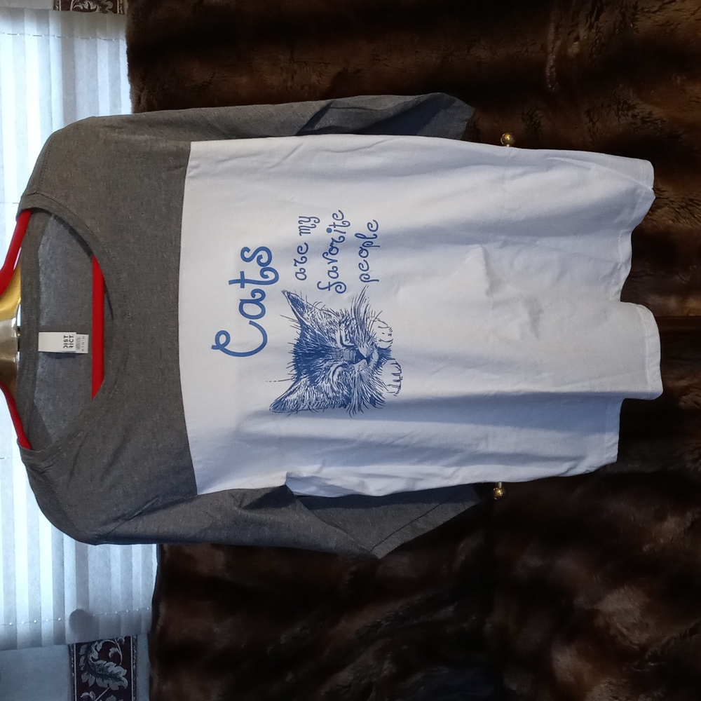 District xl grey white tee